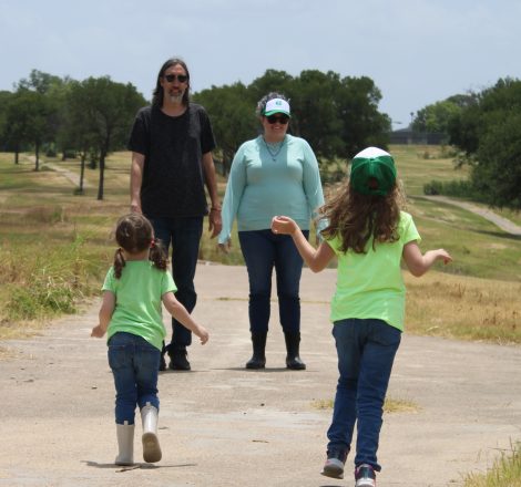 girls-running-to-parents